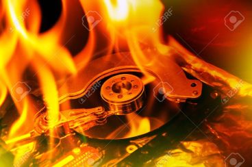 15220590-De-cerca-la-imagen-de-disco-duro-del-ordenador-en-el-fuego-ardiendo-en-flasmes--Foto-de-archivo.jpg